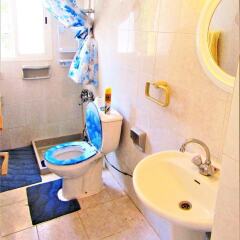Отель Paphos Inn Hostel Кипр, Пафос - отзывы, цены и фото номеров - забронировать отель Paphos Inn Hostel онлайн ванная фото 2