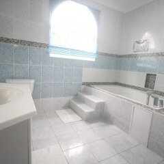 Отель Summer Breeze Vacation Home Ямайка, Монтего-Бей - отзывы, цены и фото номеров - забронировать отель Summer Breeze Vacation Home онлайн ванная фото 2