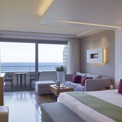 Отель Amathus Elite Suites комната для гостей