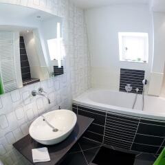 Отель Apt under Prague Eiffel Tower - 2 Br Apts ванная