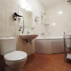 Отель Dzintars Hotel Латвия, Юрмала - 8 отзывов об отеле, цены и фото номеров - забронировать отель Dzintars Hotel онлайн ванная фото 2