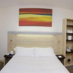 Отель Holiday Inn Express Malaga Airport Испания, Малага - 1 отзыв об отеле, цены и фото номеров - забронировать отель Holiday Inn Express Malaga Airport онлайн комната для гостей