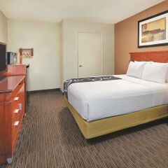 Отель La Quinta Inn & Suites San Diego SeaWorld/Zoo Area комната для гостей