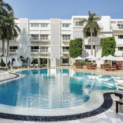 Отель The Claridges New Delhi бассейн