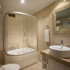 Dogan Hotel by Prana Hotels & Resorts Турция, Анталья - 4 отзыва об отеле, цены и фото номеров - забронировать отель Dogan Hotel by Prana Hotels & Resorts онлайн ванная
