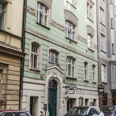 Отель The Emerald