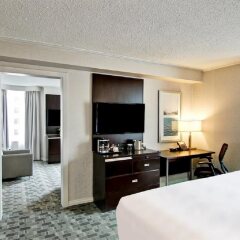 Отель DoubleTree by Hilton Hotel Toronto Downtown Канада, Торонто - отзывы, цены и фото номеров - забронировать отель DoubleTree by Hilton Hotel Toronto Downtown онлайн удобства в номере фото 2