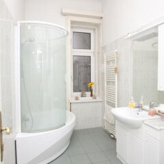 Отель Your sunny, central and quiet home Австрия, Вена - отзывы, цены и фото номеров - забронировать отель Your sunny, central and quiet home онлайн ванная фото 2