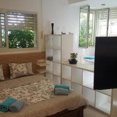 Апартаменты Beach And Park Apartment Тель-Авив комната для гостей фото 2