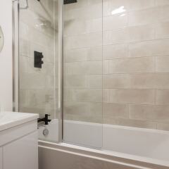 Отель The Kensington Grove - Stylish 2bdr Flat With Private Patio Лондон ванная