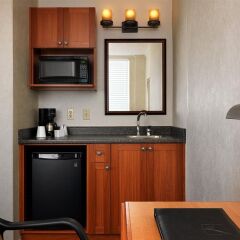 Отель Chateau Victoria Hotel & Suites Канада, Виктория - отзывы, цены и фото номеров - забронировать отель Chateau Victoria Hotel & Suites онлайн удобства в номере фото 2