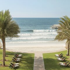 Отель The Ajman Palace пляж