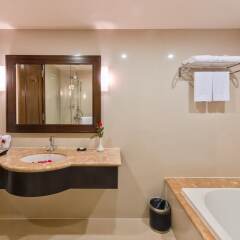 Отель Muong Thanh Holiday Hue Hotel Вьетнам, Хюэ - отзывы, цены и фото номеров - забронировать отель Muong Thanh Holiday Hue Hotel онлайн ванная фото 2