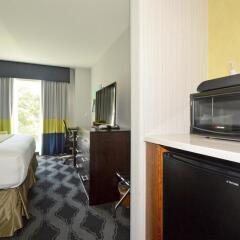 Отель Best Western Plus LaGuardia Airport Hotel Queens США, Нью-Йорк - отзывы, цены и фото номеров - забронировать отель Best Western Plus LaGuardia Airport Hotel Queens онлайн удобства в номере фото 2