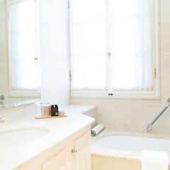 Отель Kefalari Suites Греция, Кифисия - отзывы, цены и фото номеров - забронировать отель Kefalari Suites онлайн ванная