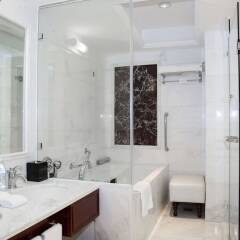 Отель Crowne Plaza Hotel & Suites Landmark Shenzhen, an IHG Hotel Китай, Шэньчжэнь - отзывы, цены и фото номеров - забронировать отель Crowne Plaza Hotel & Suites Landmark Shenzhen, an IHG Hotel онлайн ванная фото 2