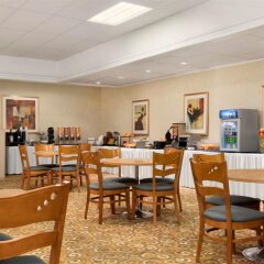 Отель Travelodge by Wyndham Calgary International Airport South Канада, Калгари - отзывы, цены и фото номеров - забронировать отель Travelodge by Wyndham Calgary International Airport South онлайн питание