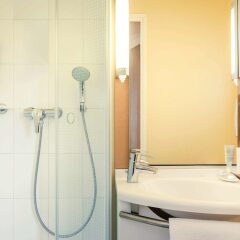 Отель ibis Paris Porte d'Orléans Франция, Монруж - 3 отзыва об отеле, цены и фото номеров - забронировать отель ibis Paris Porte d'Orléans онлайн ванная фото 2