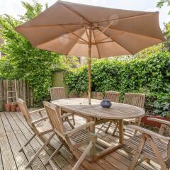 Отель Chic 2 Bedroom Garden House in Dalston