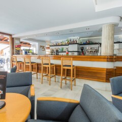 Отель Aparthotel Flora Испания, Полленса - 1 отзыв об отеле, цены и фото номеров - забронировать отель Aparthotel Flora онлайн гостиничный бар