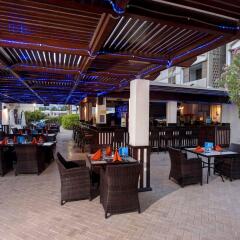 Апартаменты The Apartments Dubai World Trade Centre гостиничный бар