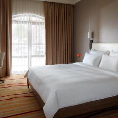 Гостиница Courtyard Marriott Sochi Krasnaya Polyana 4* Стандартный номер с разными типами кроватей фото 3