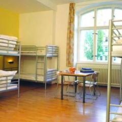 Отель A&O Berlin Friedrichshain 2* Кровать в общем номере с двухъярусной кроватью фото 6