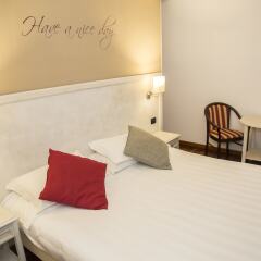 Отель Inn Rome Rooms & Suites вид на фасад фото 2