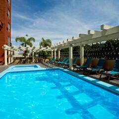 Отель Fiesta Inn Guadalajara Expo бассейн