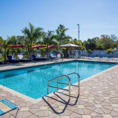 Отель Days Inn by Wyndham Sarasota Bay бассейн