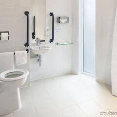 Отель Holiday Inn Express Manchester CC - Oxford Road Великобритания, Манчестер - отзывы, цены и фото номеров - забронировать отель Holiday Inn Express Manchester CC - Oxford Road онлайн ванная