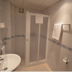 Отель Hostal Mallorca Испания, Сан-Антони-де-Портмань - отзывы, цены и фото номеров - забронировать отель Hostal Mallorca онлайн ванная фото 2