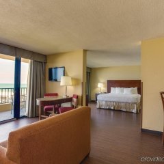 La Quinta Inn & Suites by Wyndham Cocoa Beach Oceanfront in Cocoa Beach, United States of America from 237$, photos, reviews - zenhotels.com guestroom