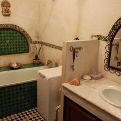 Отель Riad Lalla Zoubida Марокко, Фес - отзывы, цены и фото номеров - забронировать отель Riad Lalla Zoubida онлайн ванная