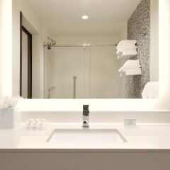 Отель Hilton Garden Inn Calgary Downtown ванная фото 2