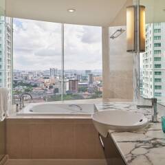 Отель The Westin Kuala Lumpur Малайзия, Куала-Лумпур - отзывы, цены и фото номеров - забронировать отель The Westin Kuala Lumpur онлайн ванная
