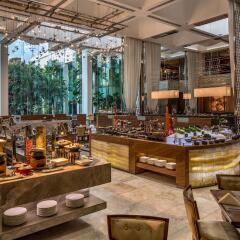 Отель Diamond Hotel Philippines Филиппины, Манила - отзывы, цены и фото номеров - забронировать отель Diamond Hotel Philippines онлайн гостиничный бар