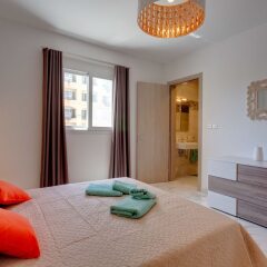 Отель Luxury 2 Bedroom Apartment by the Sea Мальта, Каура - отзывы, цены и фото номеров - забронировать отель Luxury 2 Bedroom Apartment by the Sea онлайн комната для гостей фото 3