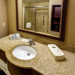 Отель Hampton Inn & Suites Staten Island США, Нью-Йорк - отзывы, цены и фото номеров - забронировать отель Hampton Inn & Suites Staten Island онлайн ванная фото 2