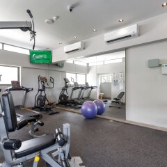 Oakwood Hotel Journeyhub Phuket Патонг фитнесс-зал фото 4