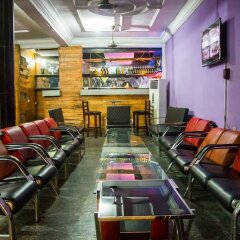Отель Emglo Suites гостиничный бар