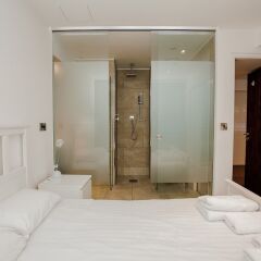 Апартаменты Exquisite 2 Bedroom Apartment In Bank сауна