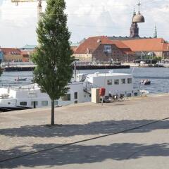 Отель Copenhagen Houseboat пляж