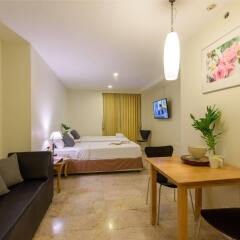 Апартаменты Sabai Sathorn Service Apartment Бангкок комната для гостей фото 3