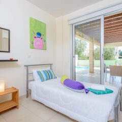 Отель Konnos Beach Villa 3 комната для гостей