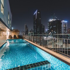 Отель Adelphi Suites Bangkok бассейн фото 2