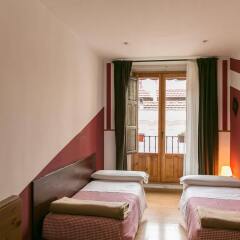 Отель Hostal La Casa de La Plaza Испания, Мадрид - отзывы, цены и фото номеров - забронировать отель Hostal La Casa de La Plaza онлайн комната для гостей фото 5