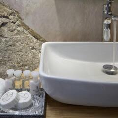 Отель Mill Houses Elegant Suites Греция, Остров Санторини - отзывы, цены и фото номеров - забронировать отель Mill Houses Elegant Suites онлайн ванная фото 2