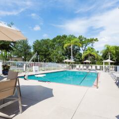 Отель Holiday Inn Express & Suites Sarasota East бассейн