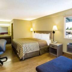 Отель Travelodge by Wyndham Tacoma Near McChord AFB США, Такома - отзывы, цены и фото номеров - забронировать отель Travelodge by Wyndham Tacoma Near McChord AFB онлайн комната для гостей фото 4